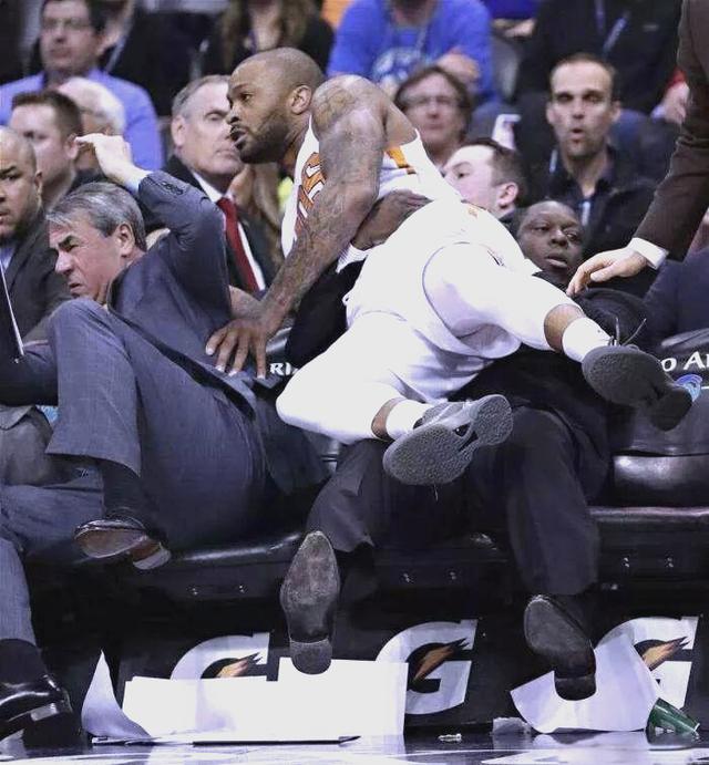 币游体育官网注册-加时末段尼斯备战NBA季后赛；外线爆发细节曝光；更衣室稳定；身体对抗强度拉满